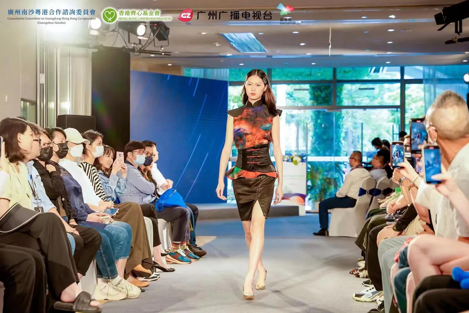 粤港青年办香云纱服饰展文化交流梁振英：为国风服饰创新添新动力