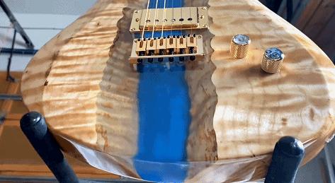 有多少老外买铁锹回家是为了当吉他弹？