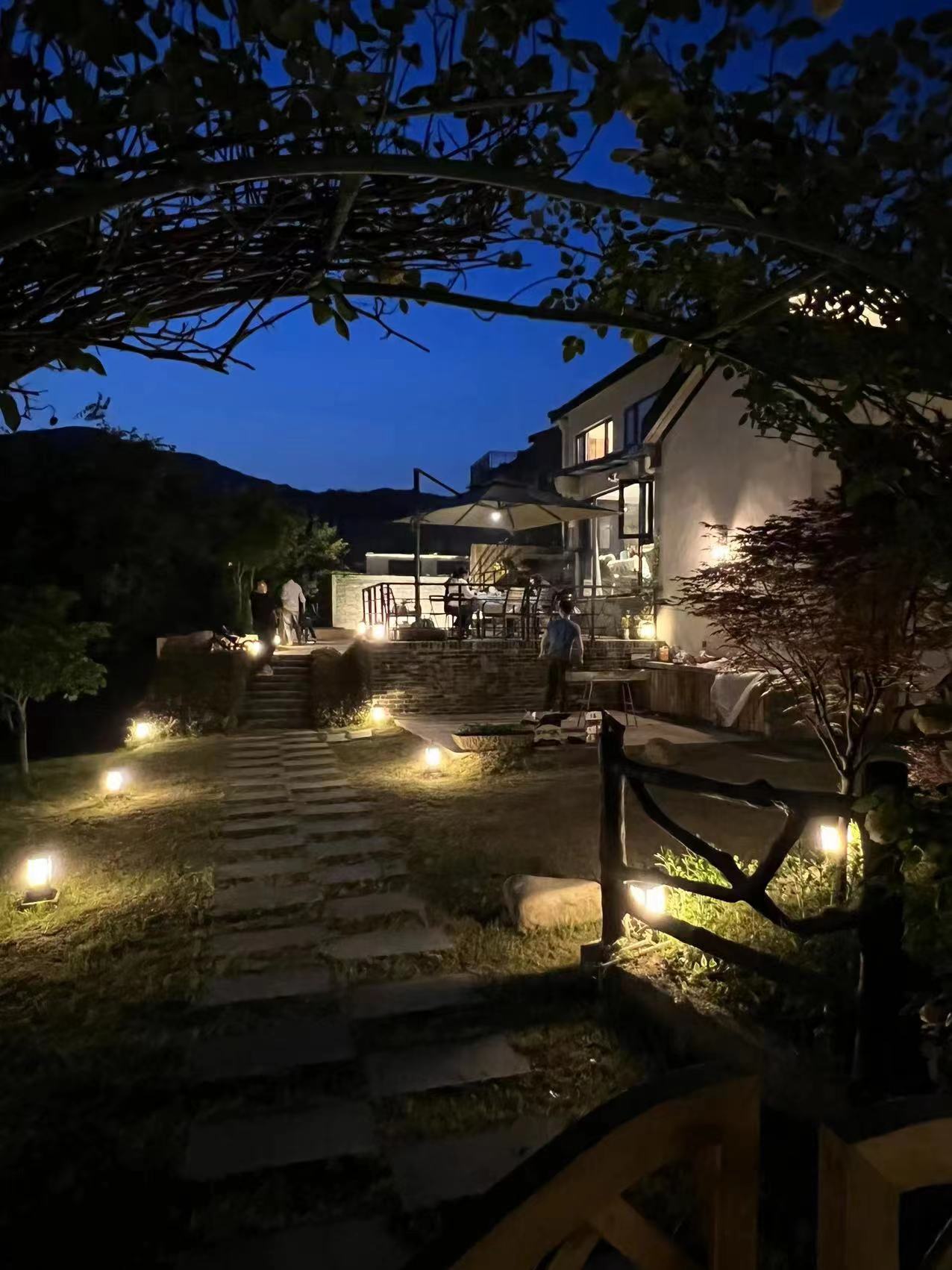 打卡老王雅墅山景房别墅！日式榻榻米沉浸山景风光中国的圣托里尼