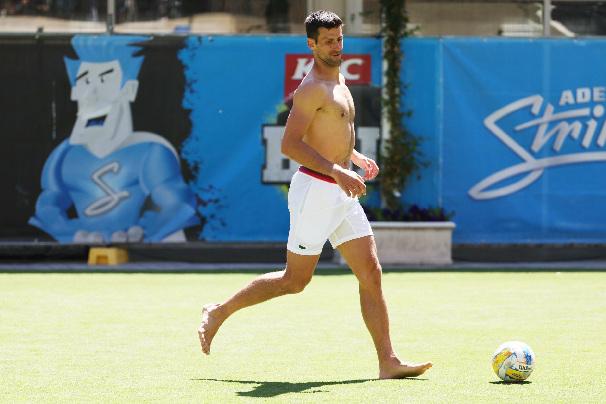 德约科维奇赤膊踢足球,德约科维奇保持身材