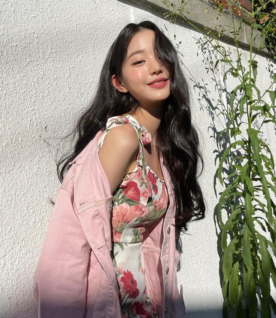 微卷天花板（张元英）