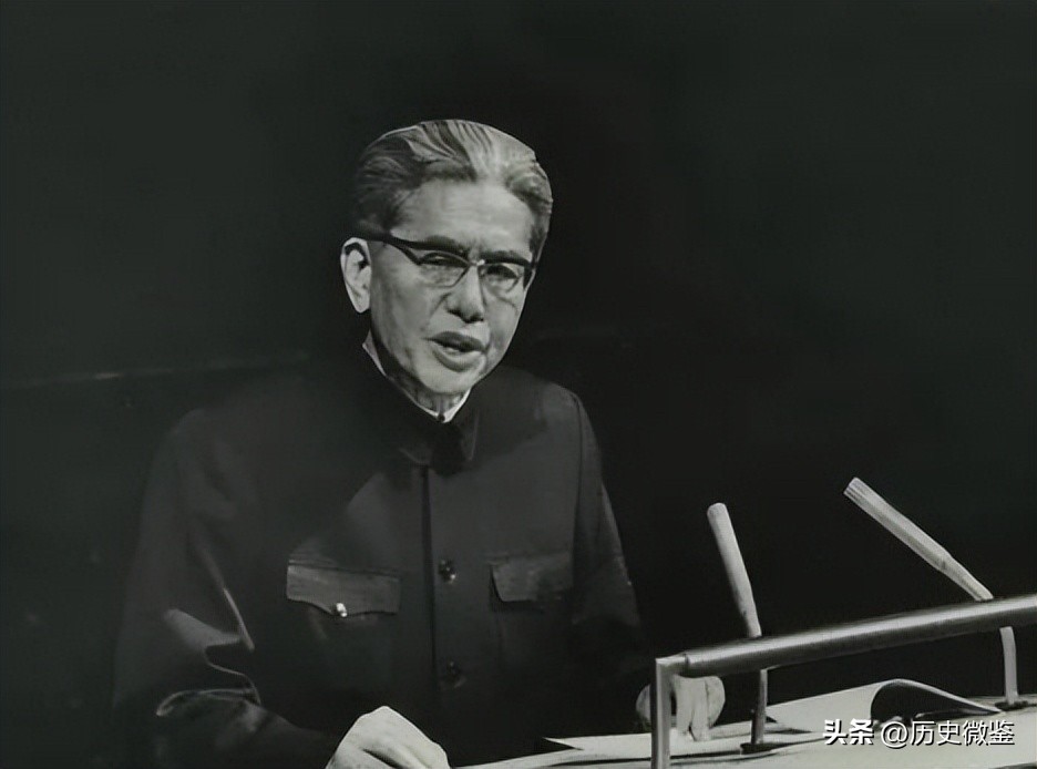 76年周总理遗体火化前，乔冠华抱棺痛哭：我来做您的儿子为您送行