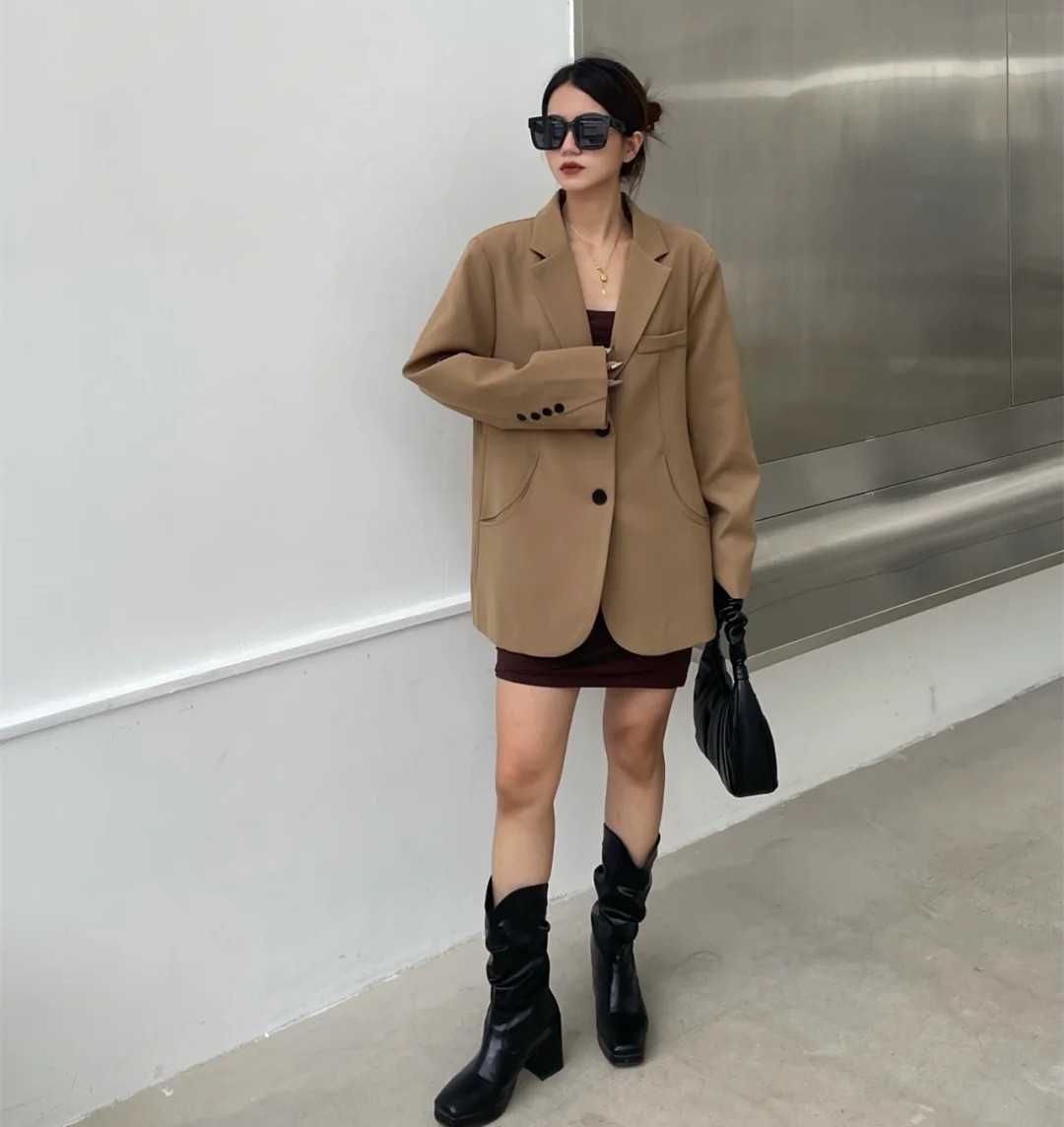 西装一套黑色怎么穿更有气质女,穿西装好看的女人日常穿什么好看