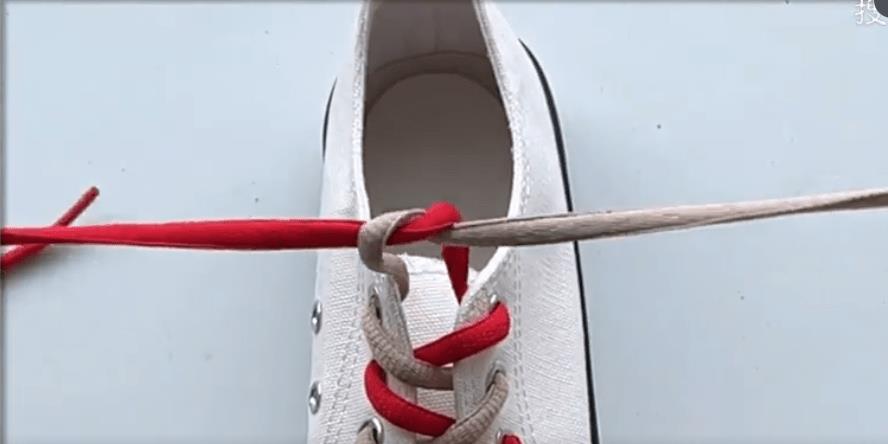 鞋带紧法教程,鞋带松怎么系紧