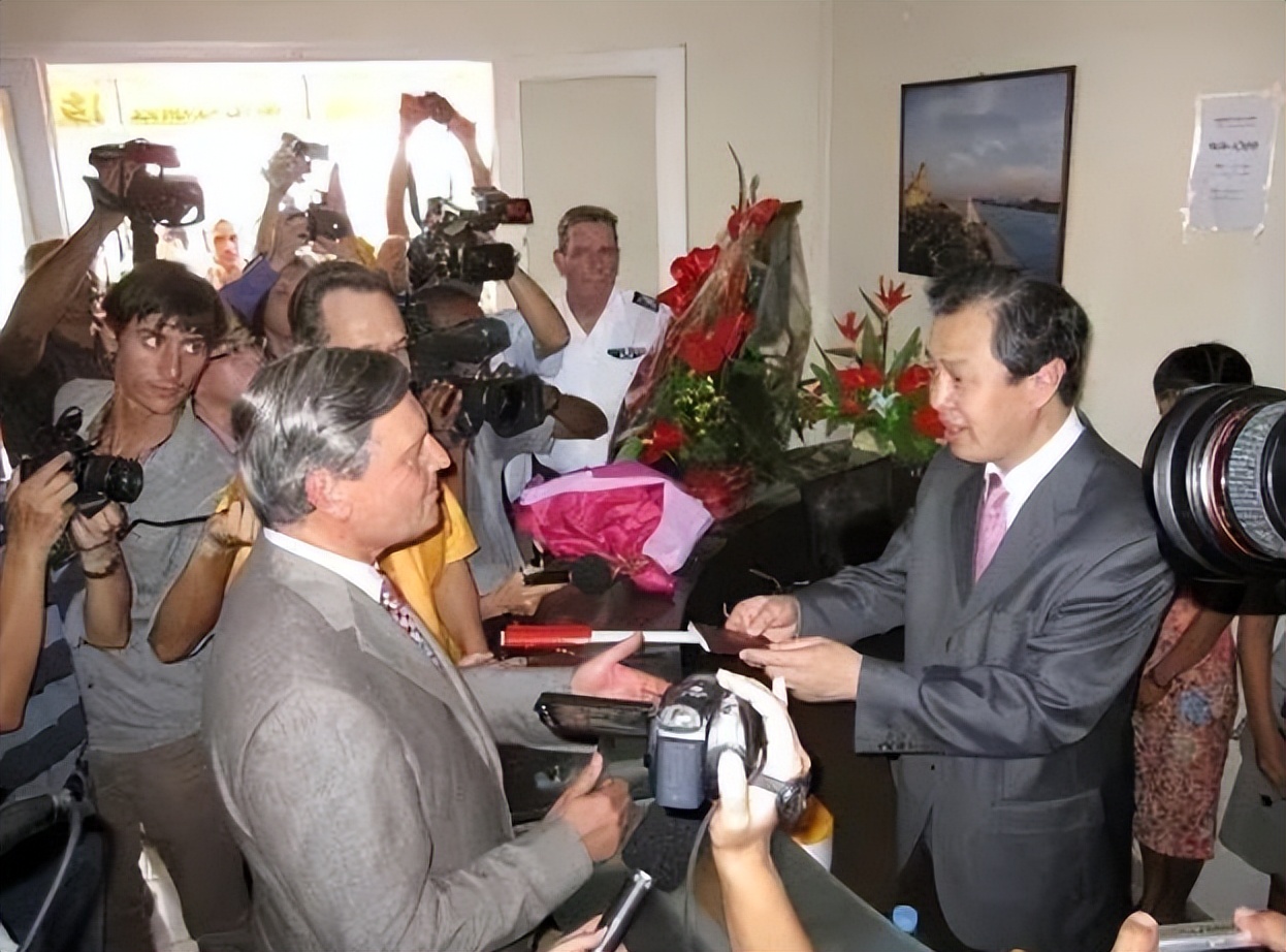 五星红旗迎风飘扬听从祖国的召唤,少先队员召唤五星红旗特效