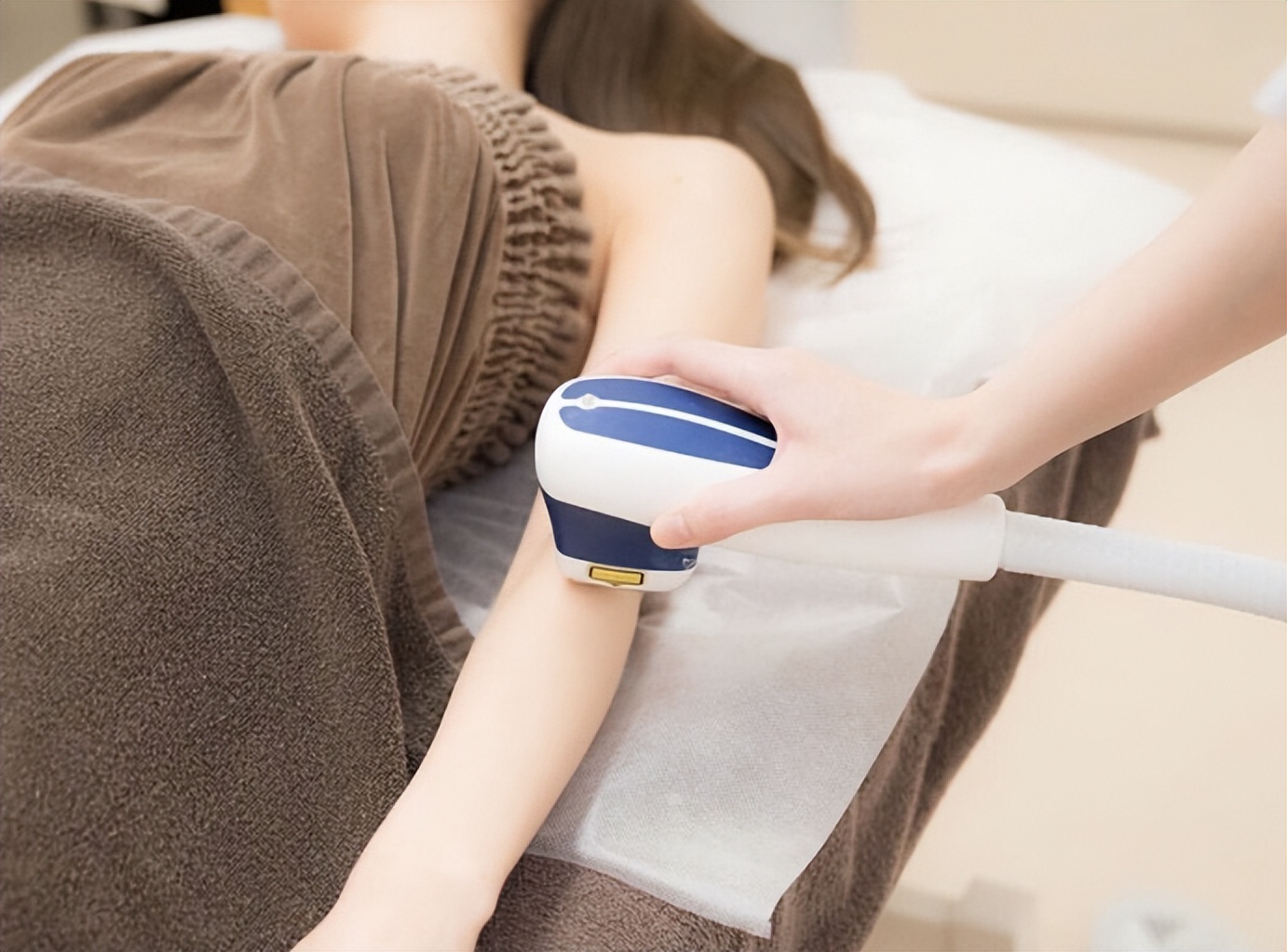 洗澡时掉头发是什么原因,洗澡时掉发严重是什么原因