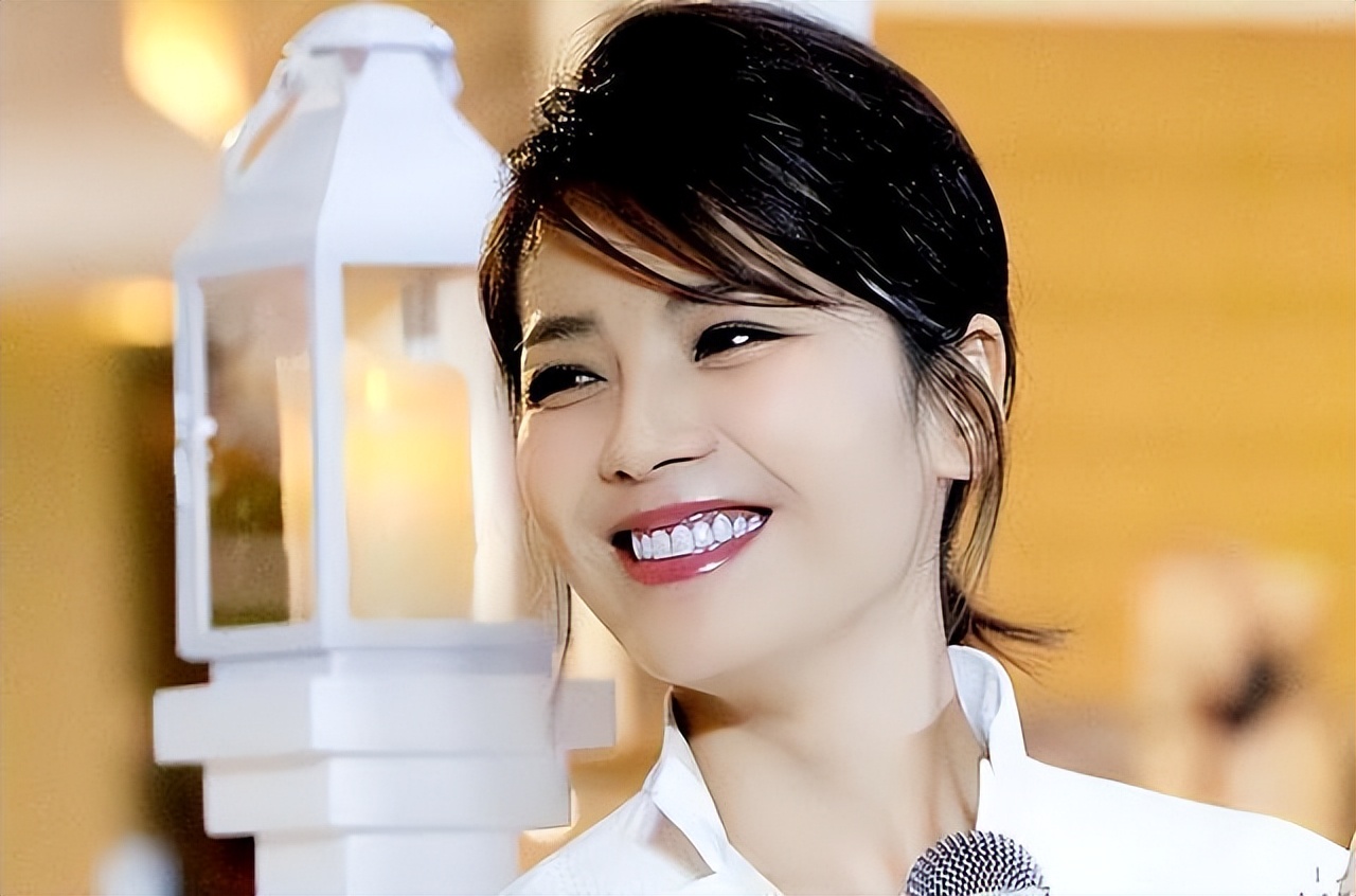 烤瓷牙牙龈发黑的明星,娱乐圈真的都是烤瓷牙吗