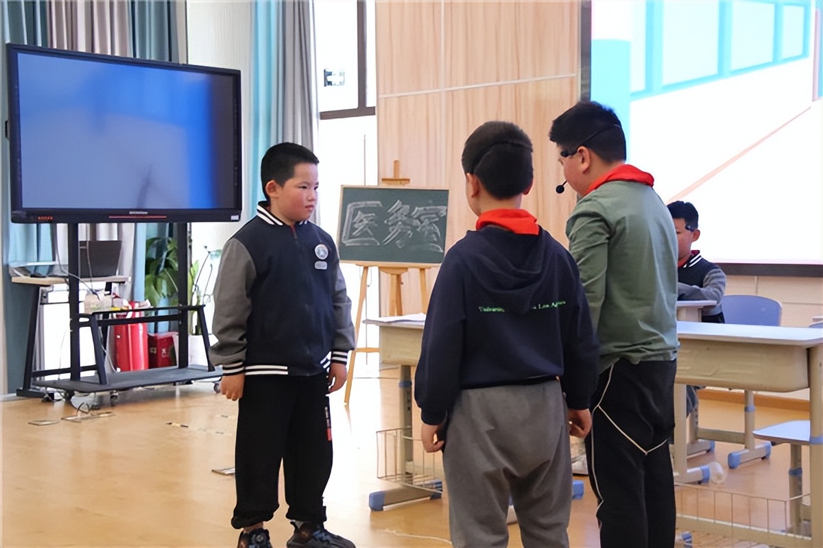 东山国际小学副校长邬超应告诫队员们为自己撑起一片安全的蓝天