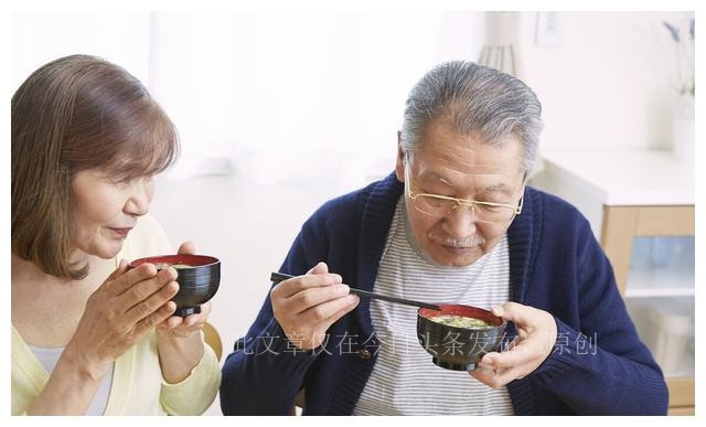 公公养情人18年，婆婆坚决不离婚，公公死后，婆婆终于坦白原因