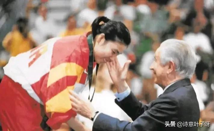 乒乓球世界冠军邓亚萍照片,乒乓球邓亚萍个人简介