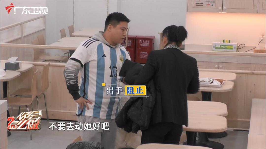 当目睹有人胁迫购买网络*力暴**，男士霸气赶人：我就数三个数！