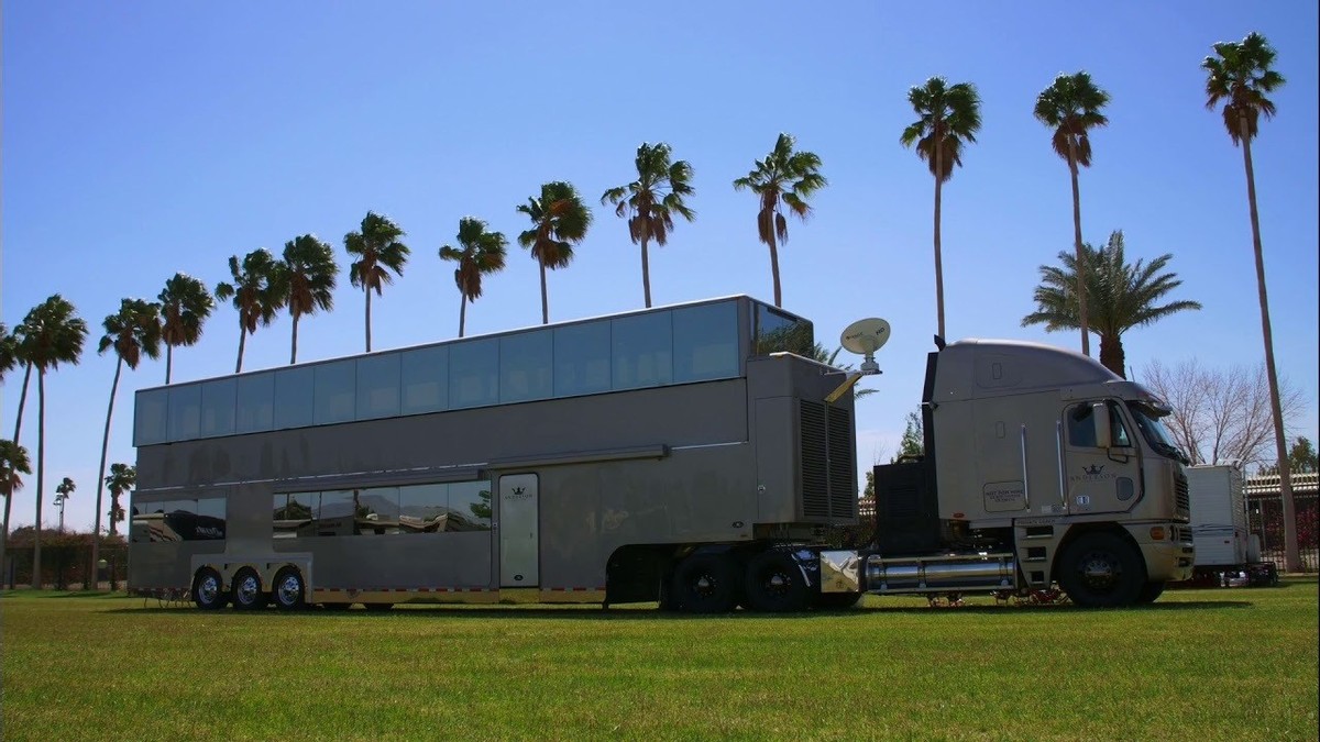 双层超豪华顶级房车旅行生活,最豪华房车和最简陋房车