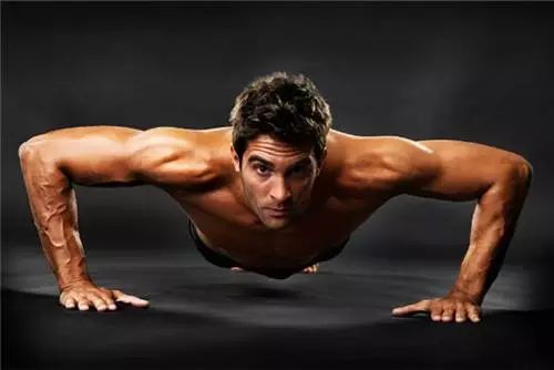 年龄大的男人健身有什么要注意的,男人三大项健身入门标准