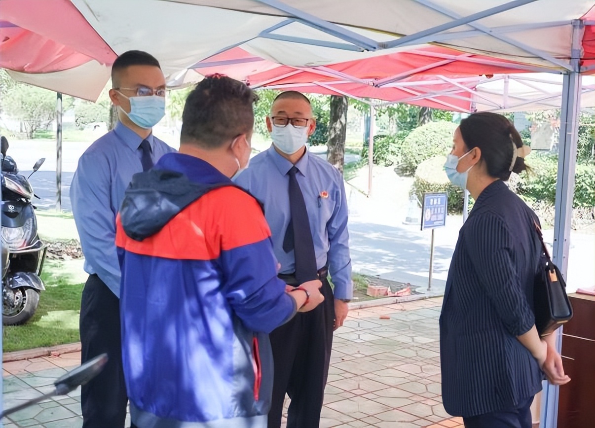 老人玩紫砂壶,老人要擦亮眼睛别给骗子机会