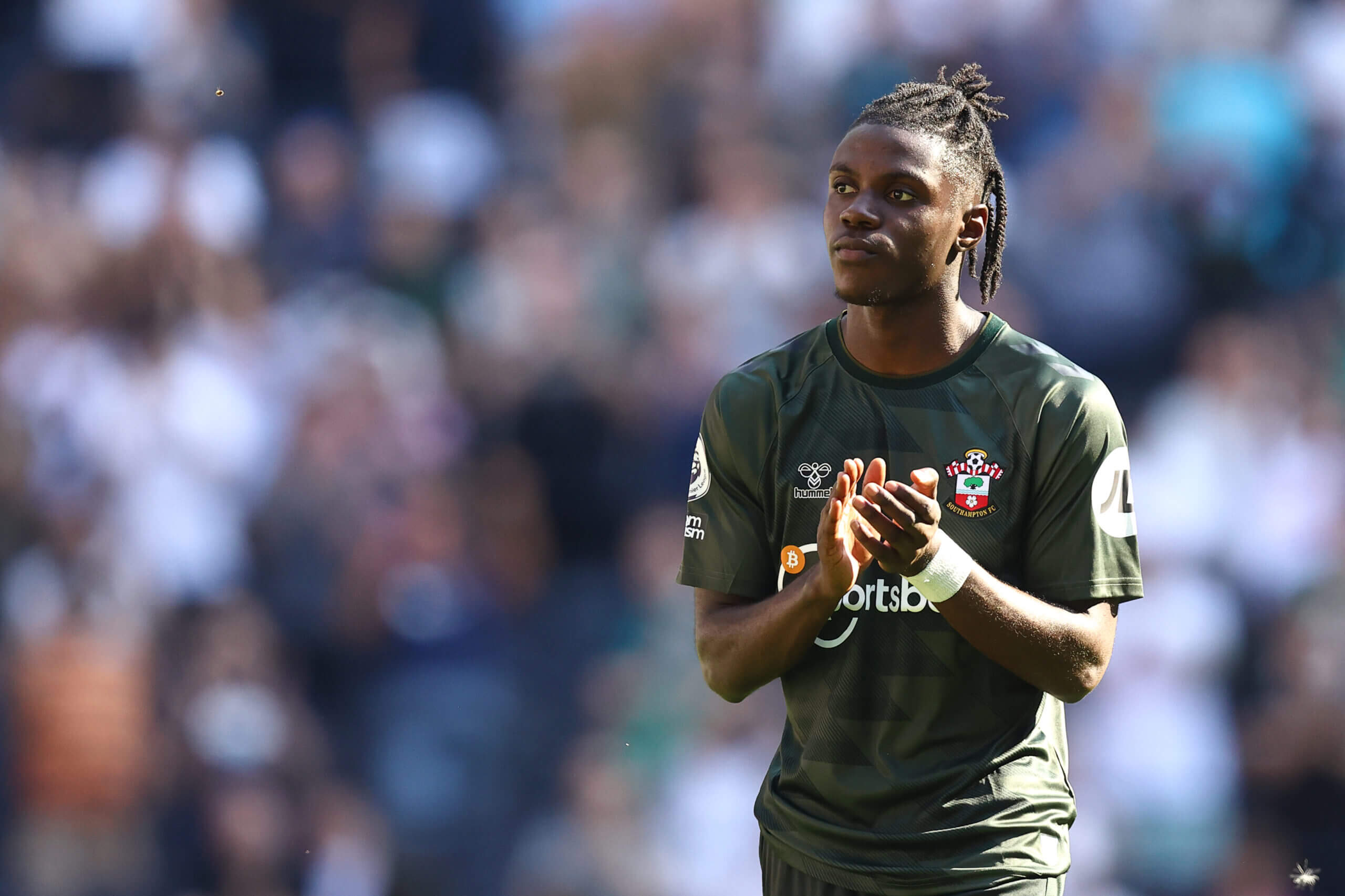 英超最后一轮阿森纳换了个新球衣,英超新赛季球衣阿森纳