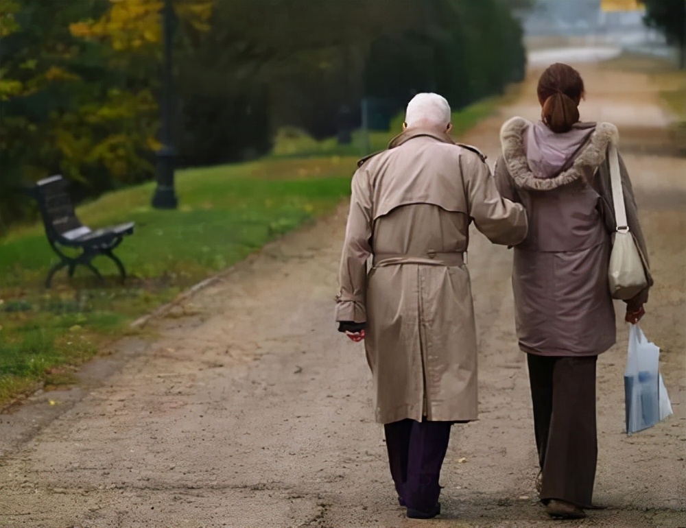 老人捡弃婴考上清华父母认亲,女子捡到弃婴7年父母找到