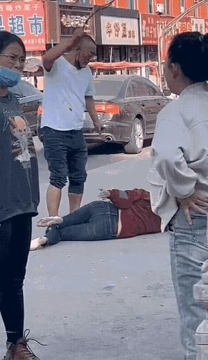 东营男子当街抽打女人后续,成都女子当街鞭打男子后续