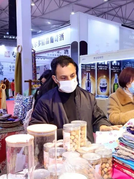 亚蓉欧国家馆春节营业吗,青白江亚蓉欧国家馆直播