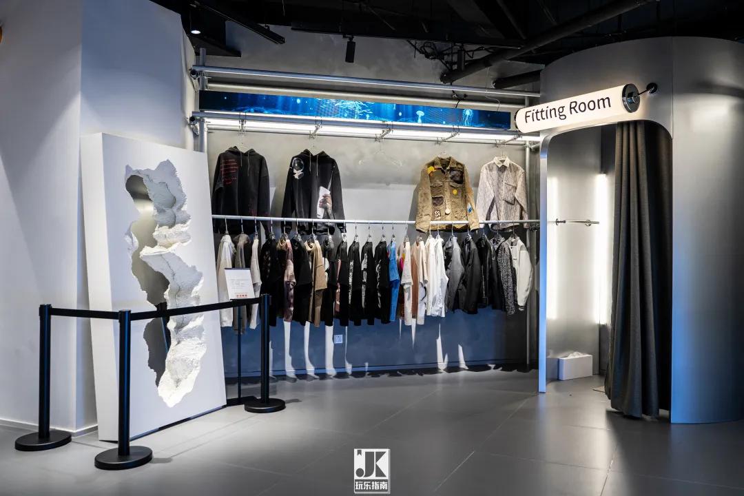 六位数玩偶、30万的AJ，免费送MOLLY，这家潮流店“很来事”