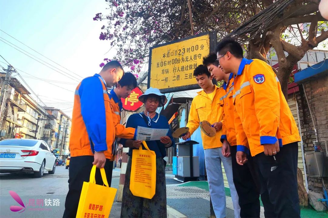 守护列车安全检修人,守护铁路安全