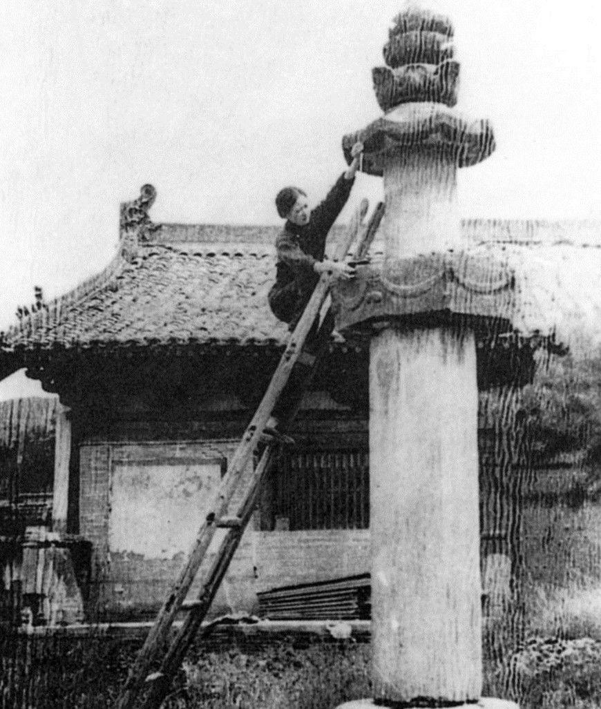 高清老照片：旗人格格大腿岔开豪放洗衣，地主三妻四妾不输女明星