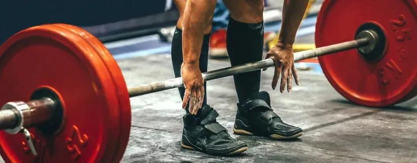 三大项深蹲和硬拉哪个容易上重量,高次数力量训练能否提高运动表现