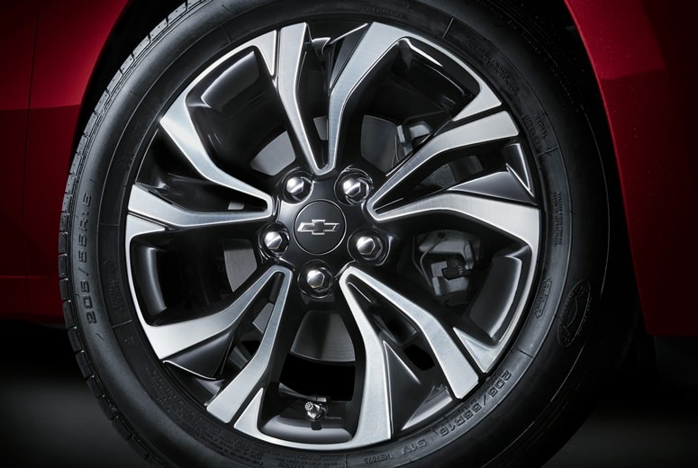 吉利帝豪第四代对比雪佛兰科鲁泽,吉利帝豪和雪佛兰科鲁泽