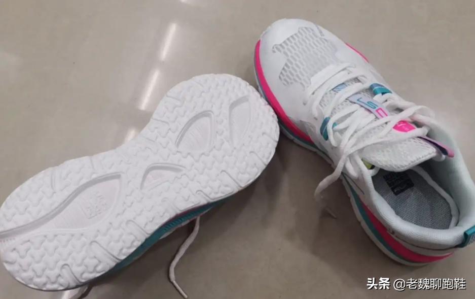 比较耐穿好看的慢跑鞋,穿一年的鞋推荐