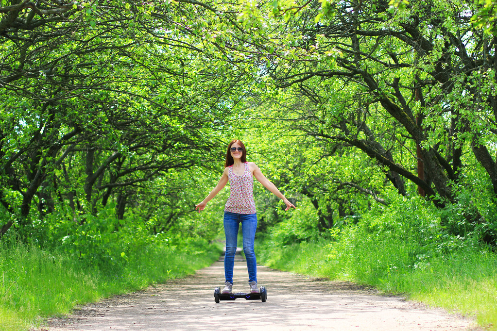 电动车上牌照必须有驾照吗,不用驾照的电动车上什么颜色牌照