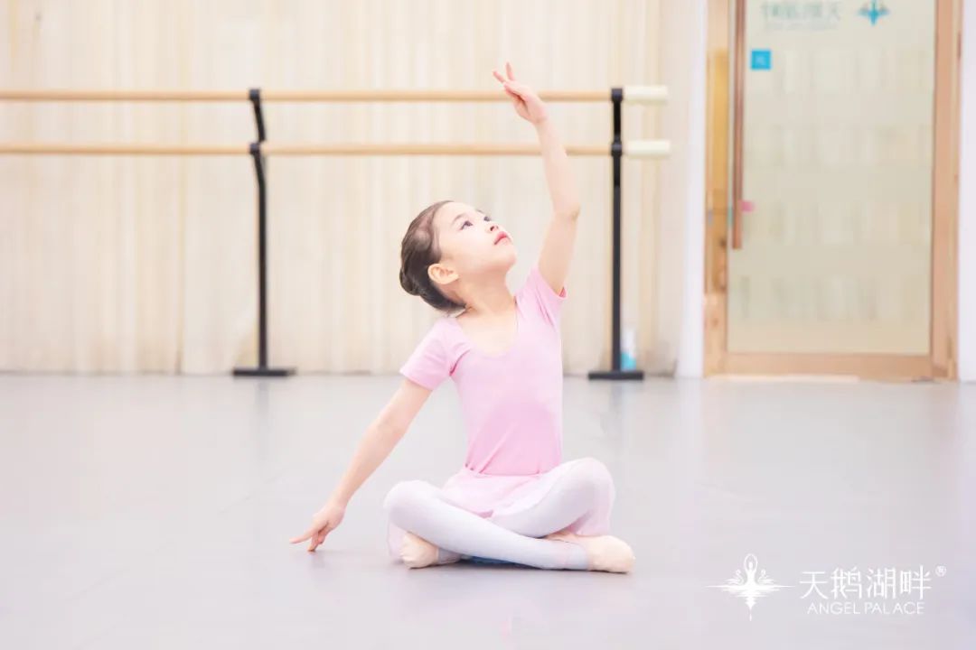 英皇芭蕾线上教学,学英皇芭蕾的走向