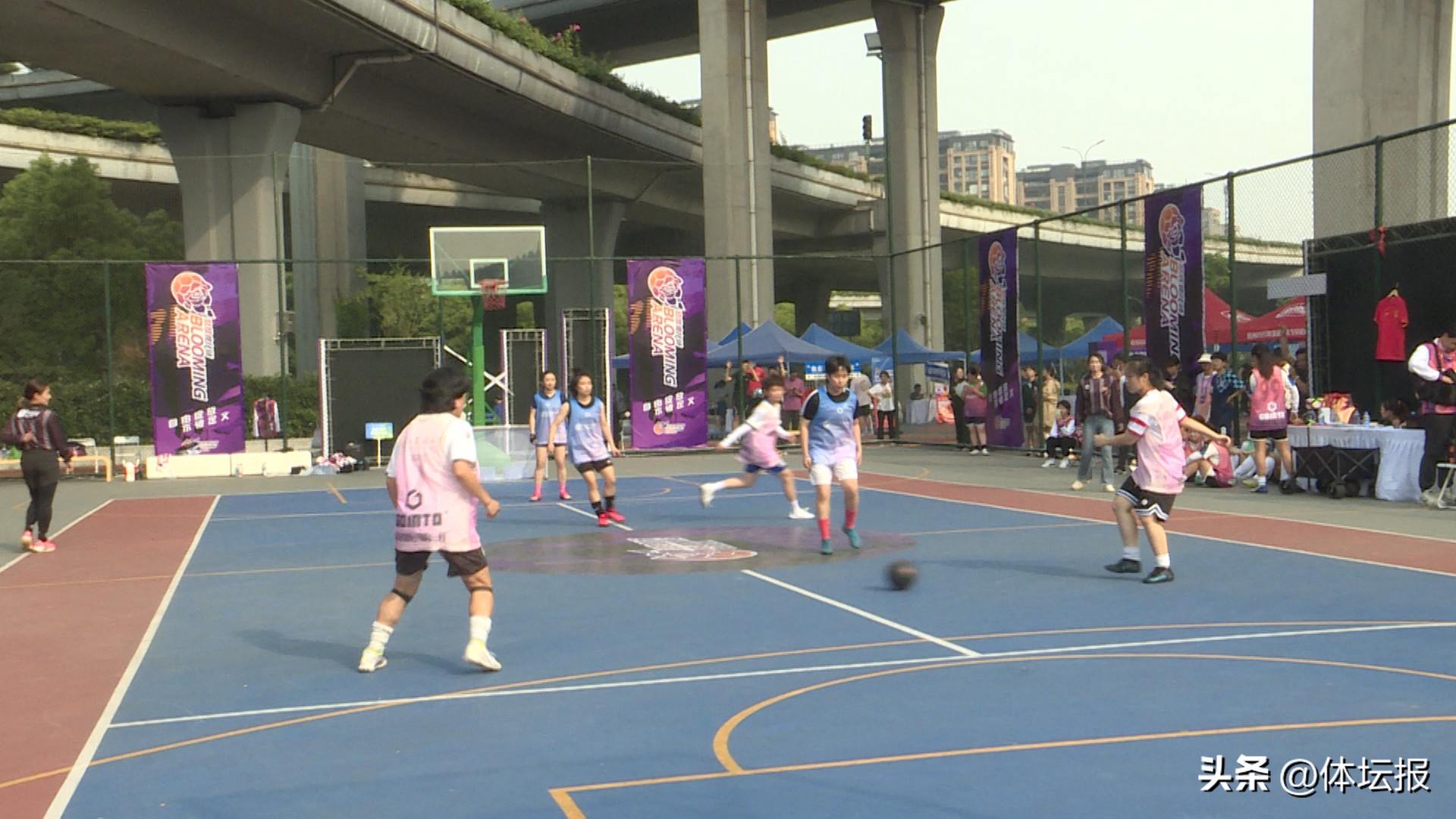 篮球场上踢足球？首届“怒放竞技场”街头女足赛在杭举行
