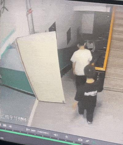 坐高铁遇到旁边老阿姨脱鞋,坐高铁遇到旁边阿姨脱鞋