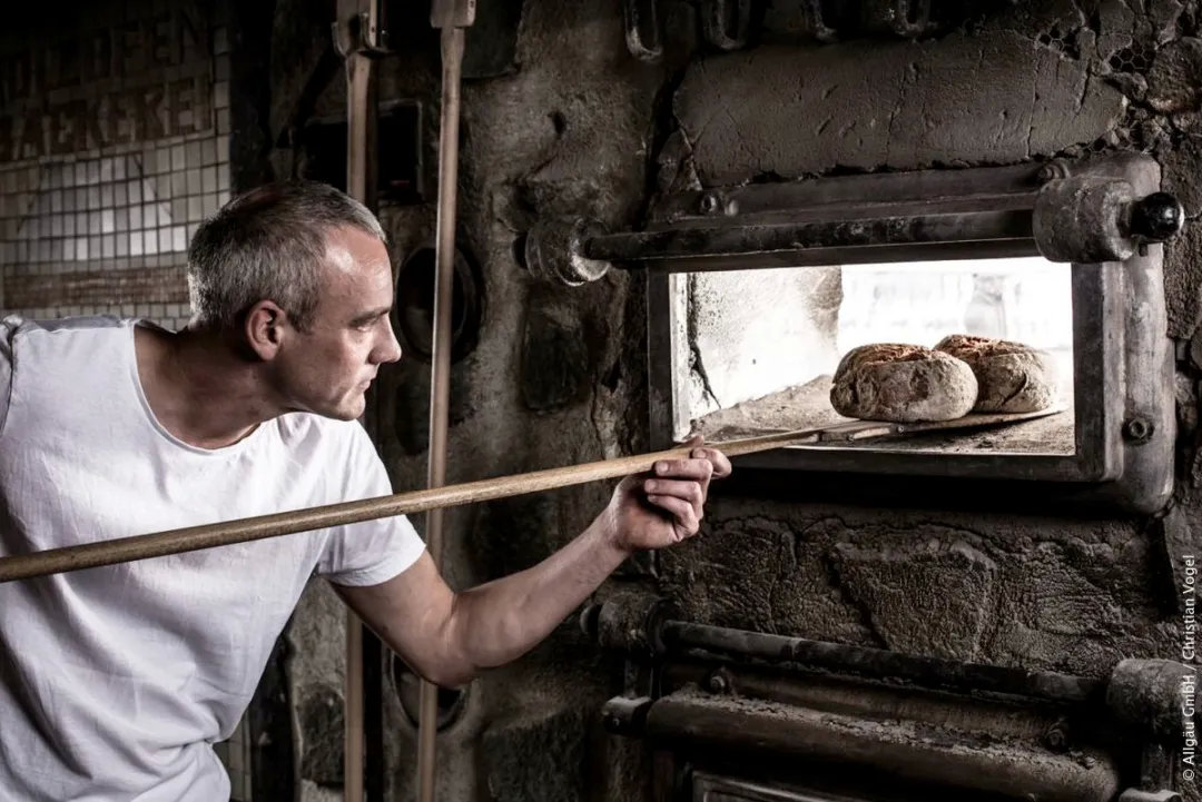 德国面包那么硬怎么吃,德国面包为什么吃不完