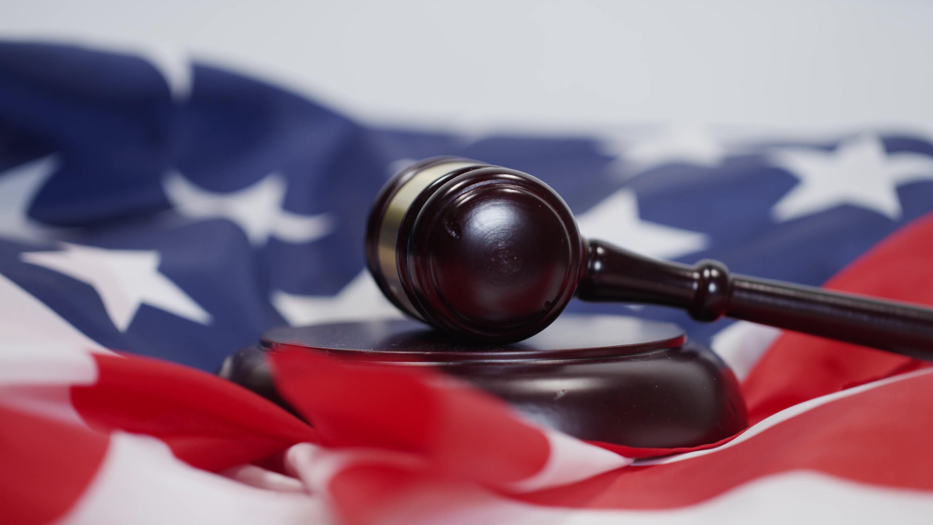 美国允许私人开监狱，35美元就能买到女犯人