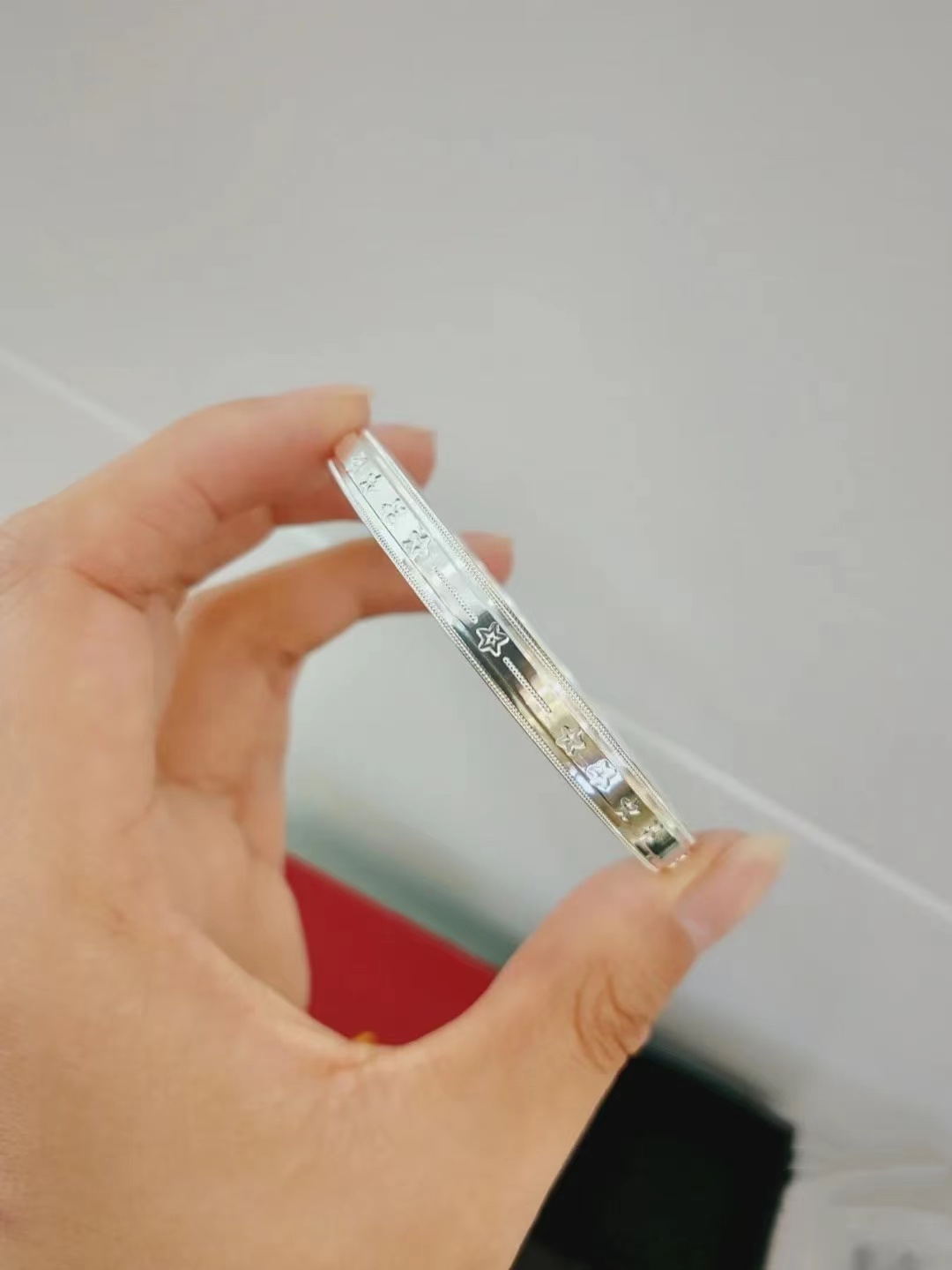 银手镯为什么戴多了俗气,银手镯特别便宜怎么办