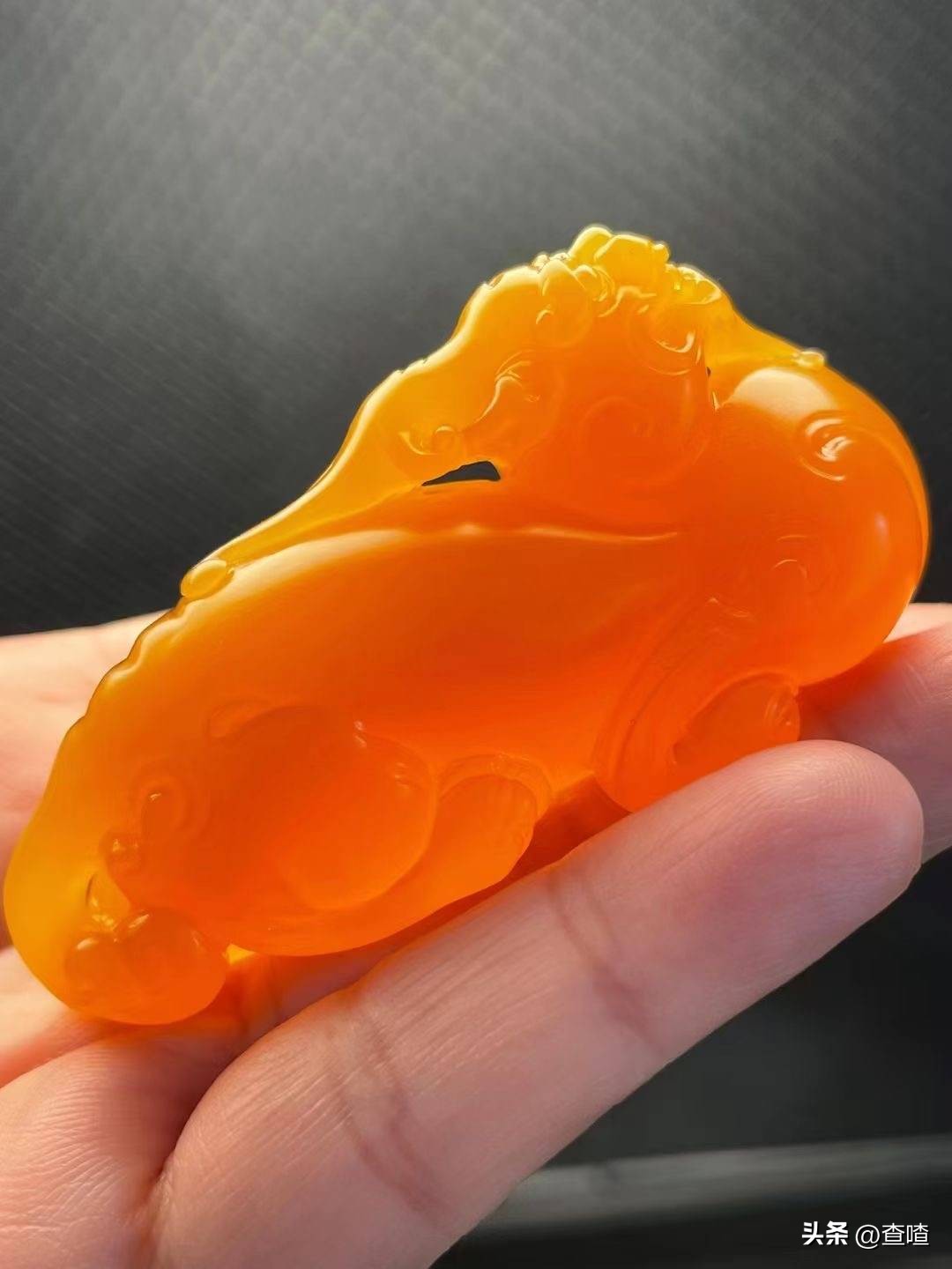 黄龙玉与翡翠到底哪个具收藏价值,黄龙玉和翡翠哪个好看