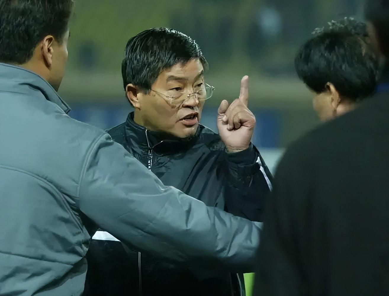 裁判罚下上港主教练,上港主教练谈中超夺冠