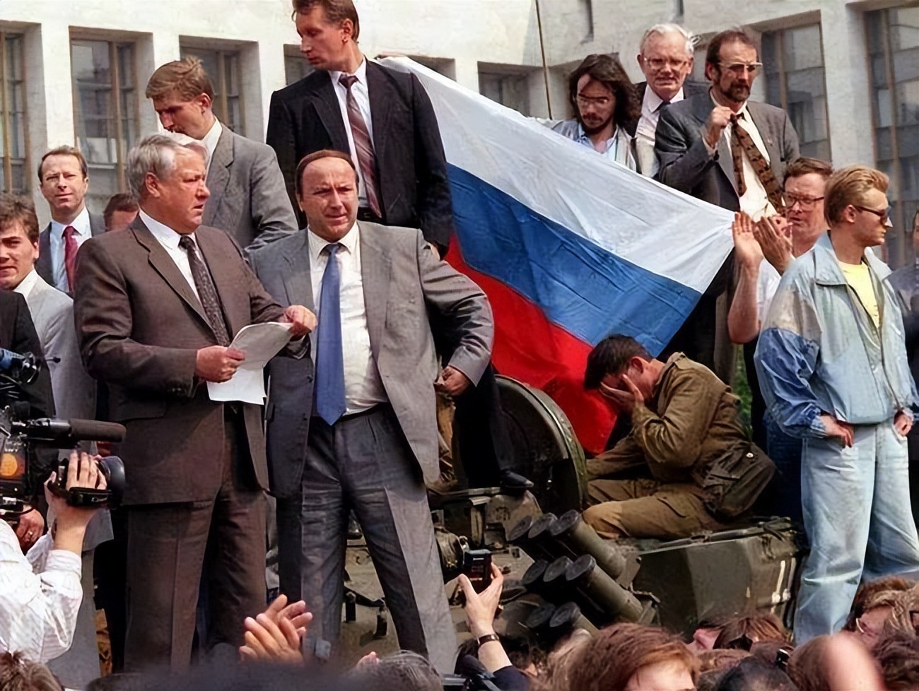 美日韩等公开作妖，警策我们既要镇守物质国门，又要坚守精神国门