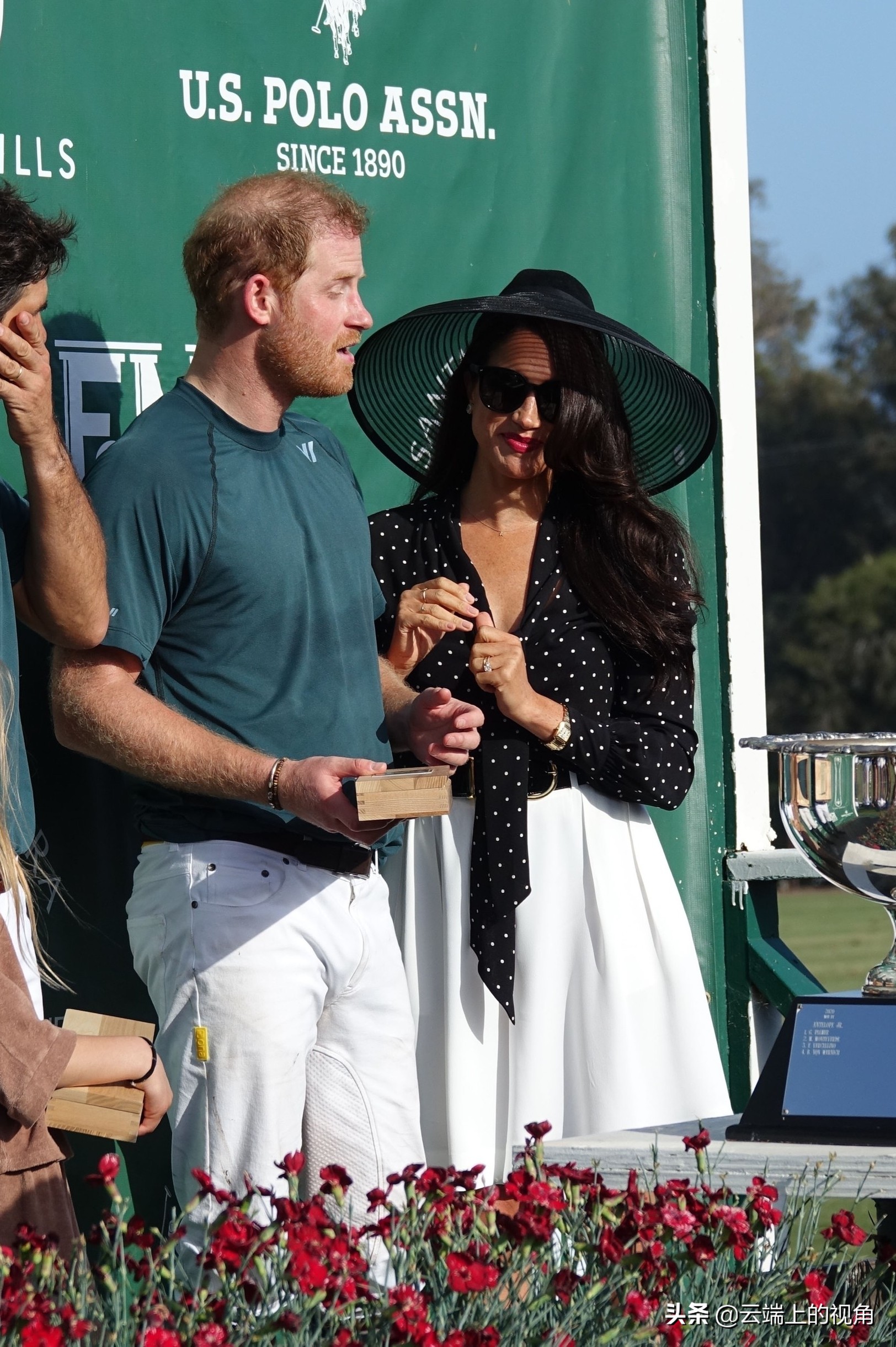 不分场合秀恩爱招人厌，网友劝哈里王子：醒醒吧，这根本不是爱情