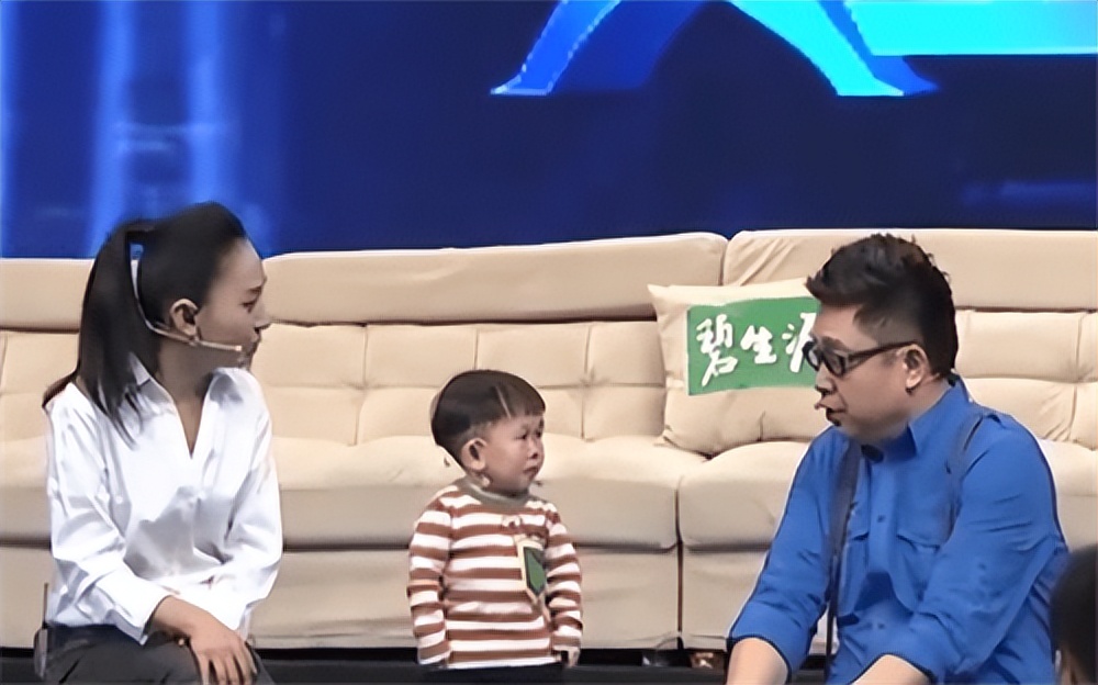 袖珍人吴康：年龄33岁，面容和身高都停在1岁，他怎么养活自己？