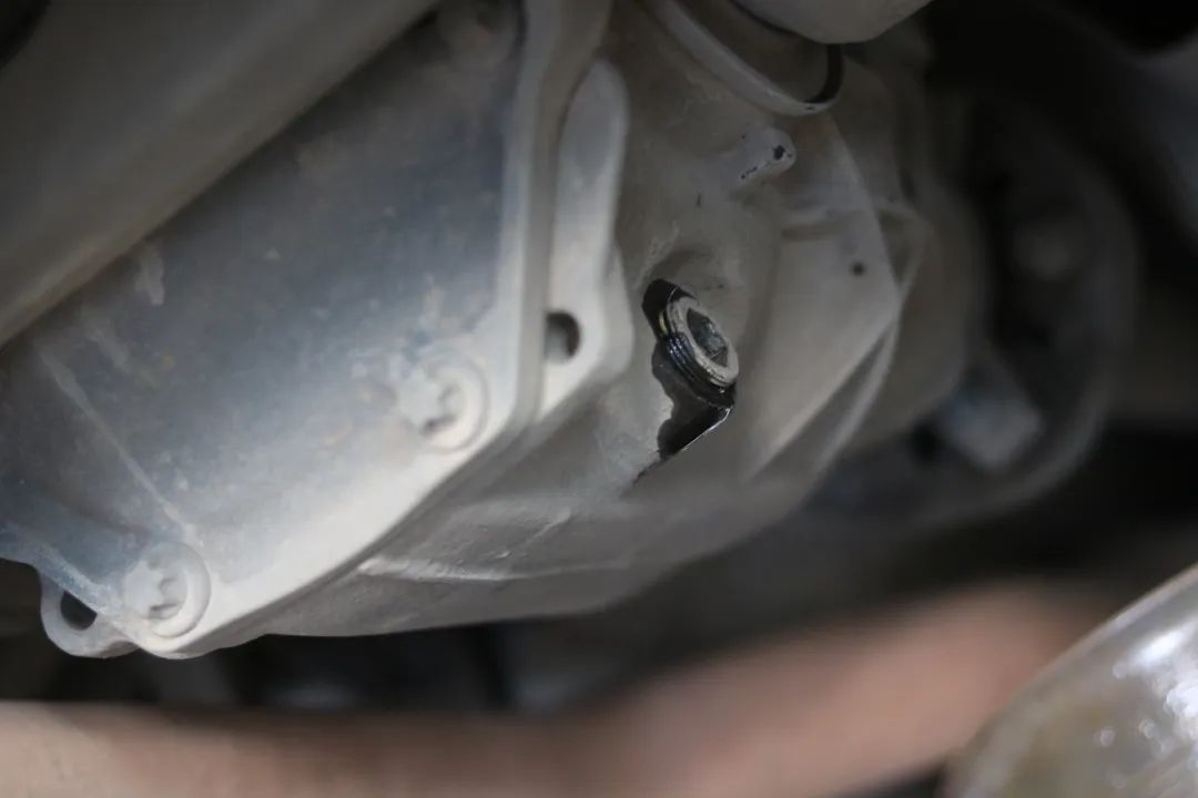 搞了辆“破烂不堪”的老款轿跑，进厂重造大翻新，满血复活变新车