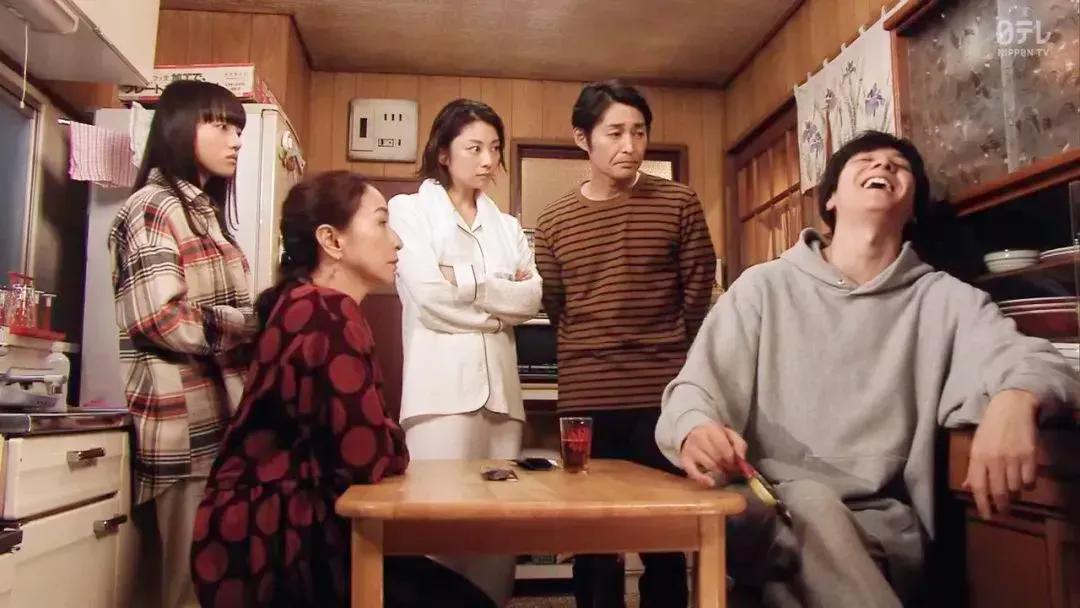 在日本40岁还和父母住一起,日本年轻人与父母同住