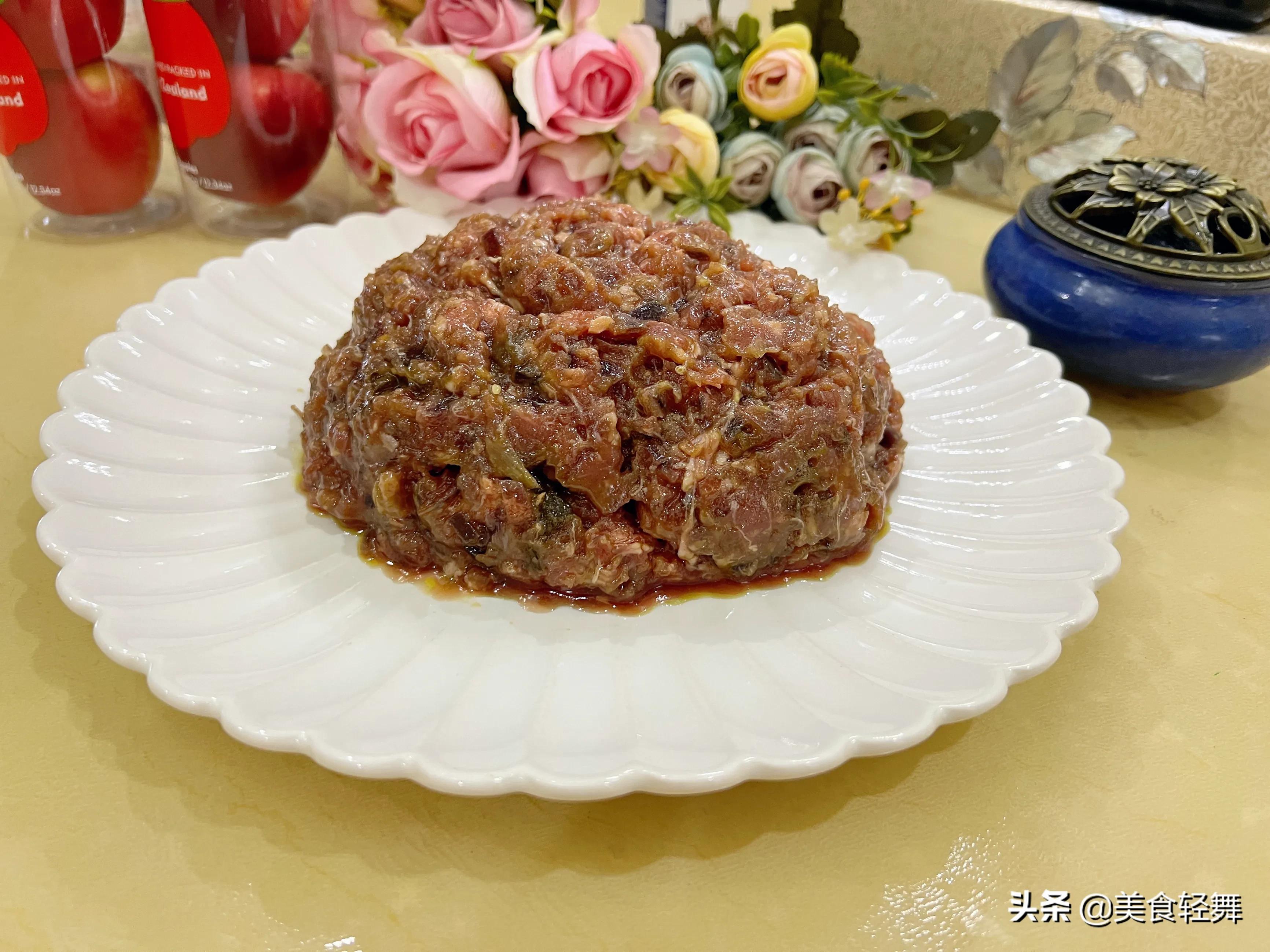 为啥调好的牛肉馅里有水,怎么调牛肉馅肉不发死