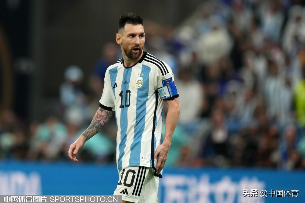 卡塔尔世界杯阿根廷捧起大力神杯,卡塔尔世界杯阿根廷大力神杯