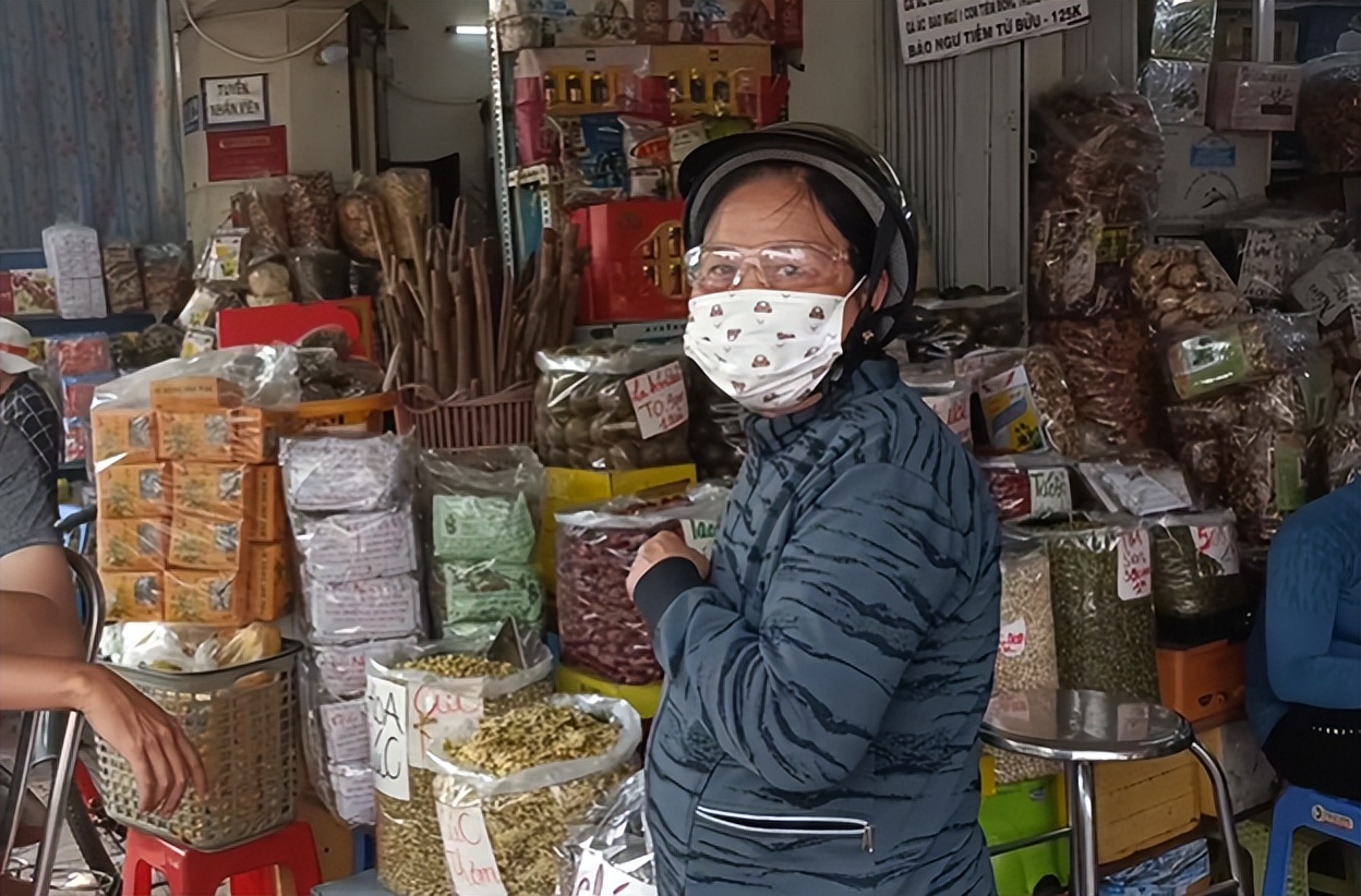 越南媳妇远嫁广西农村，丈夫没房没车没钱，丈母娘借钱还给买房