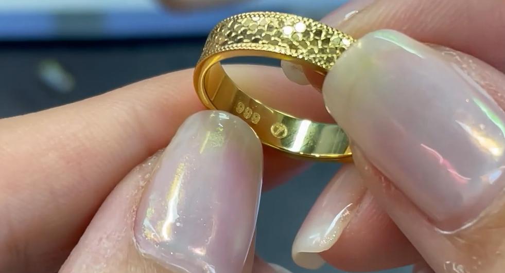 金戒指戴着皮肤过敏是怎么回事,女子戴70克金镯贴膜过敏