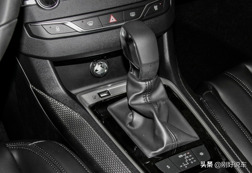 标致408空间大还是轩逸空间大,花同样的钱你会选哪个