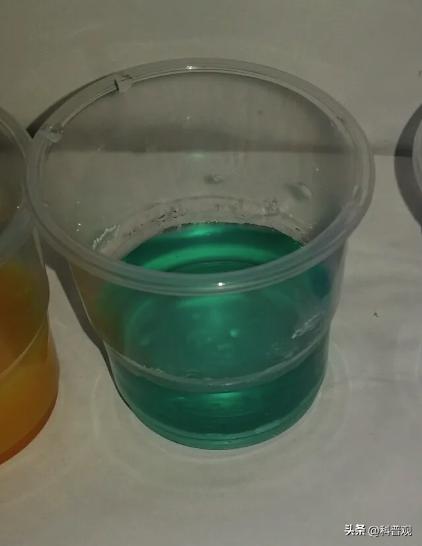 倒进热水变绿水，“夺命保温杯”屡次遭央视曝光，大家应警惕对待