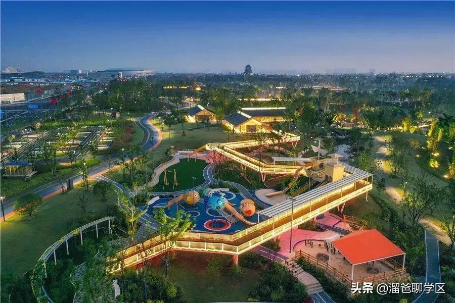 乘着大运会这缕“东风”，应该没有谁比东安湖还快