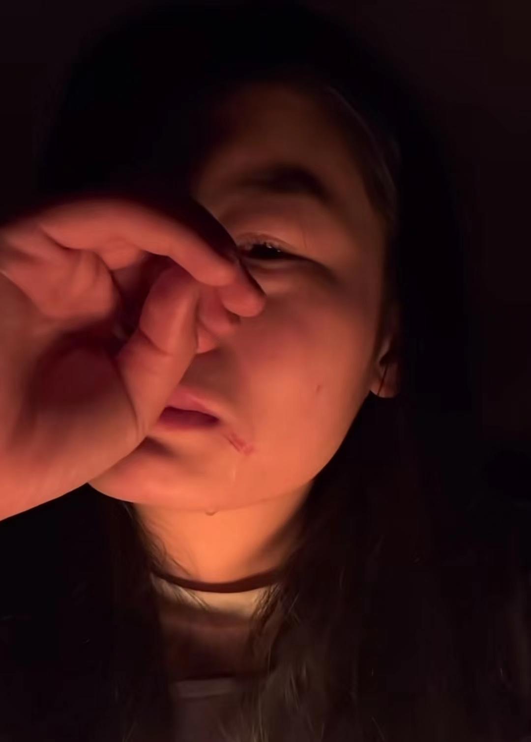 23岁女子因戴弟弟帽子被妈妈打,23岁女孩戴弟弟帽子被妈妈殴打